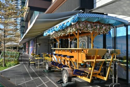 Mobilus baras vestuvių šventėje su linksmai bendraujančiais svečiais lauke.