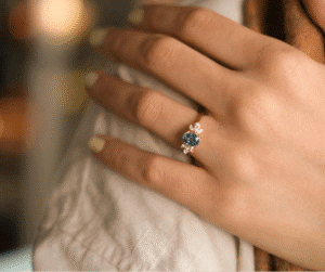 Sužadėtuvių žiedai su spalvotais ir bespalviais deimantais, elegantiškas dizainas.