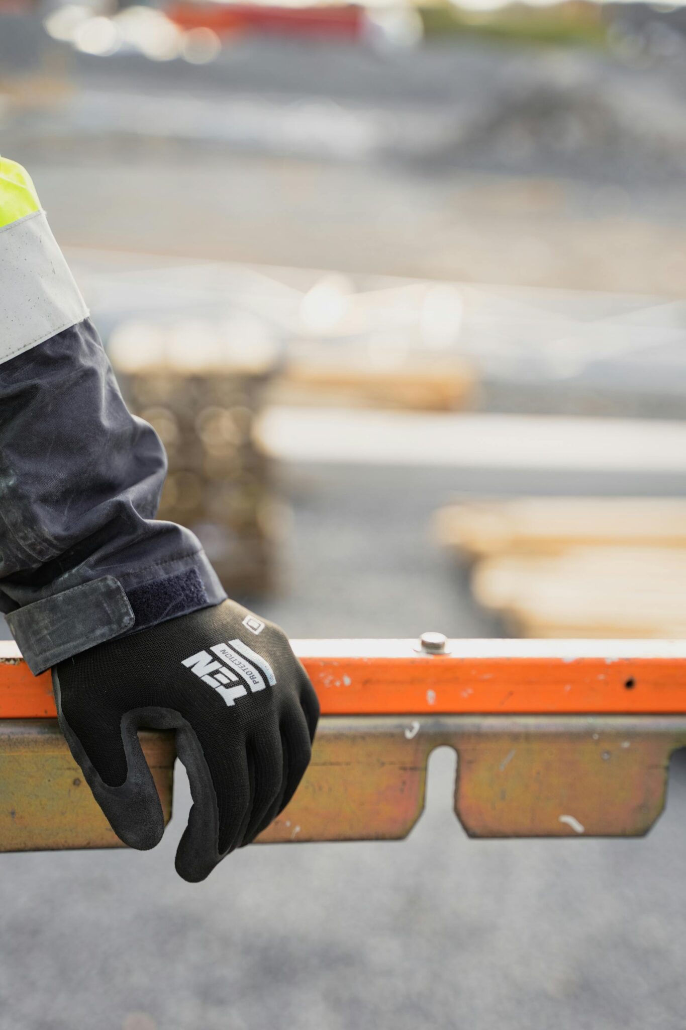 Specialistas atlieka asmeninių apsaugos priemonių techninę apžiūrą ir pildo dokumentus.